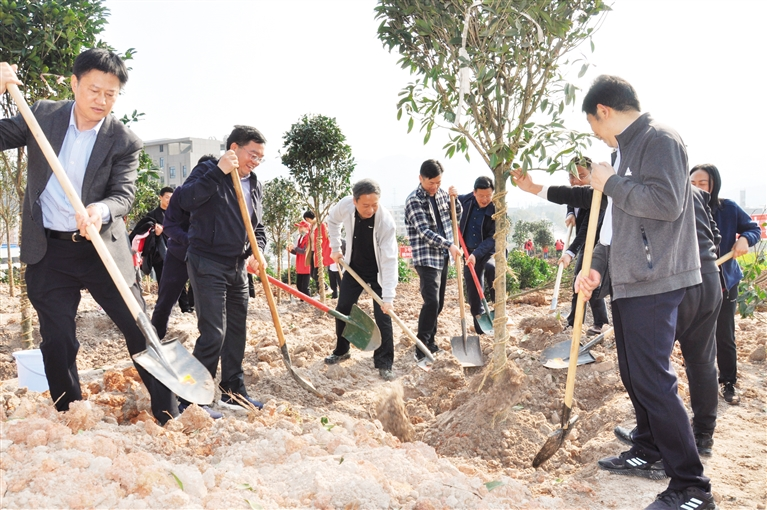 黔江區“四大家”領導來到重慶69畜牧正陽工業園區基地參加2022年全民義務植樹活動